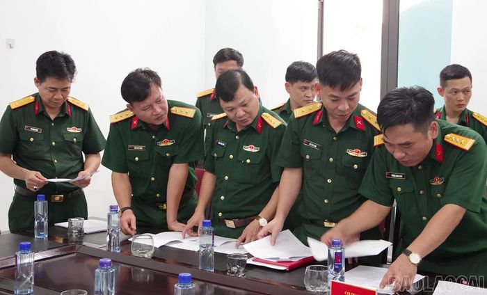 Đại tá Đặng Xuân Thành - Chủ nhiệm Hậu cần - Kỹ thuật Quân khu cùng đoàn công tác kiểm tra sổ sách tại Ban Chỉ huy Quân sự phường Cam Đường.