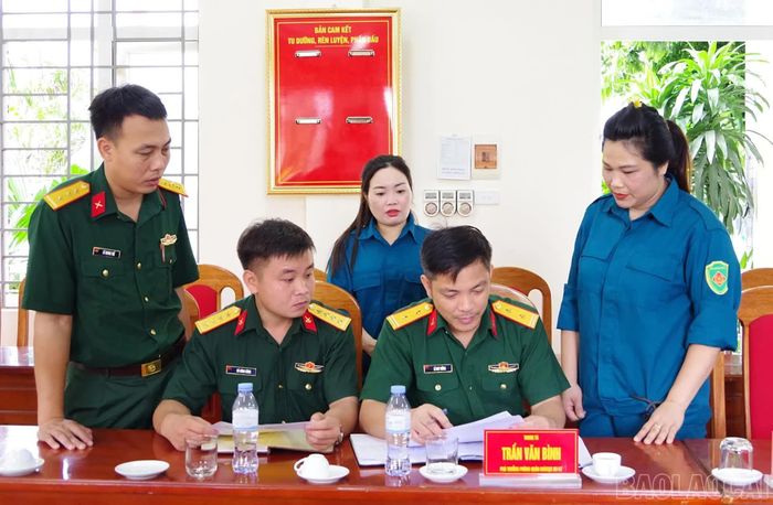 Đoàn công tác kiểm tra hồ sơ, sổ sách tại Ban Chỉ huy Quân sự xã Mậu A.
