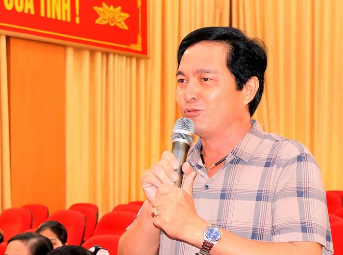 Đại diện Nhân dân thôn 12 kiến nghị vấn đề vận chuyển rác thải môi trường trên địa bàn.