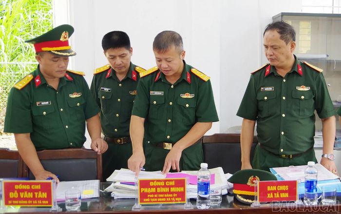 Đoàn công tác kiểm tra hệ thống văn kiện tác chiến, kế hoạch sẵn sàng chiến đấu tại Ban Chỉ huy Quân sự các xã, phường.