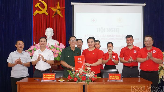 Lãnh đạo Hội Chữ thập đỏ tỉnh và Hội Nạn nhân chất độc da cam/dioxin tỉnh ký biên bản bàn giao, tiếp nhận tổ chức, nhiệm vụ.