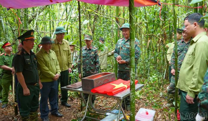 Đội Tìm kiếm, quy tập hài cốt liệt sĩ (lâm thời), Bộ Chỉ huy Quân sự tỉnh Lào Cai phối hợp với cấp ủy, chính quyền xã Mường Khương quy tập hài cốt liệt sĩ.