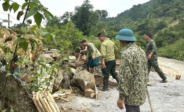 Các lực lượng và người dân phối hợp thực hiện những phần việc trên tuyến đường trục Cửa Cải.