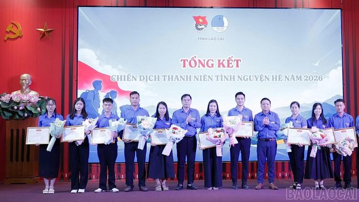 Tỉnh đoàn khen thưởng các tập thể, cá nhân có thành tích xuất sắc trong Chiến dịch Thanh niên tình nguyện hè năm 2026.