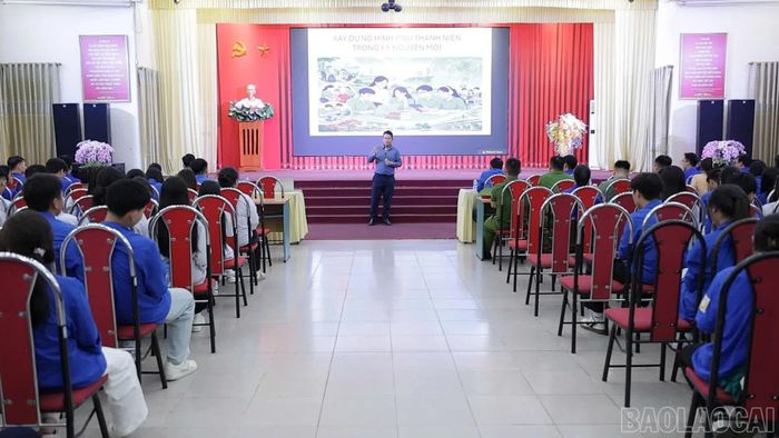 Giảng viên Ngô Thế Nghị - Khoa Chính trị học, Học viện Thanh thiếu niên Việt Nam triển khai chuyên đề, chia sẻ kiến thức với đoàn viên, thanh niên.