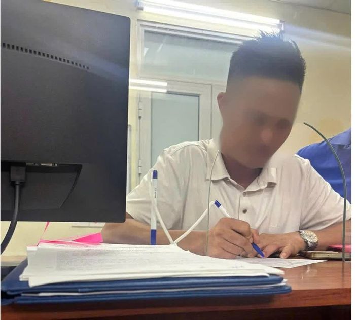 Anh L.X.H tại trụ sở Đội Cảnh sát giao thông đường bộ cao tốc số 1.