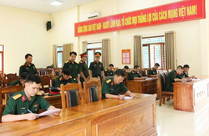 kiểm tra lý thuyết về công tác quân sự.