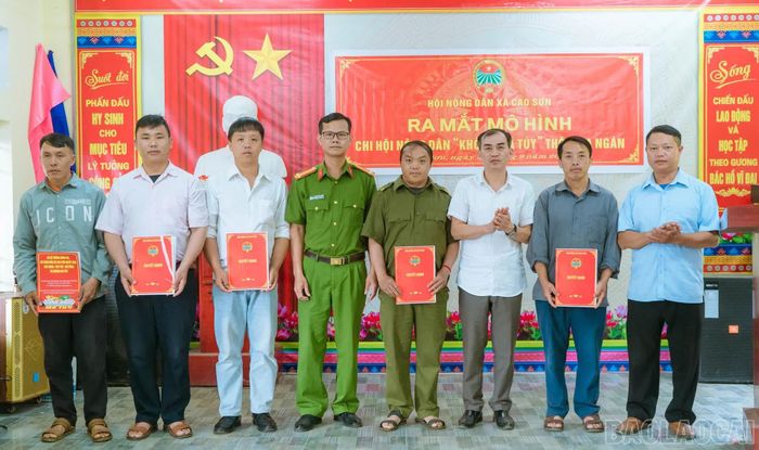 Ra mắt mô hình.