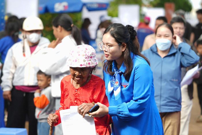 Lan Anh dành nhiều thời gian cho các hoạt động chăm lo cộng đồng tại địa phương