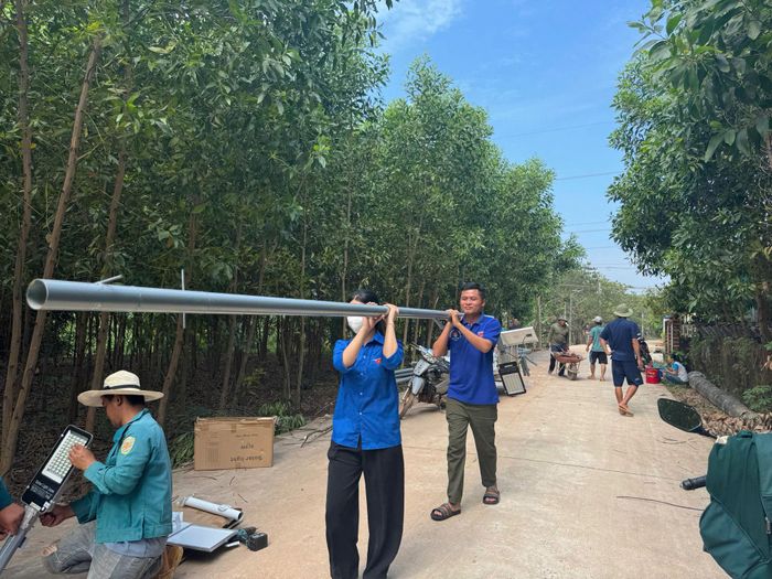 Đoàn xã Sơn Mỹ vừa thực hiện công trình Thắp sáng đường quê
