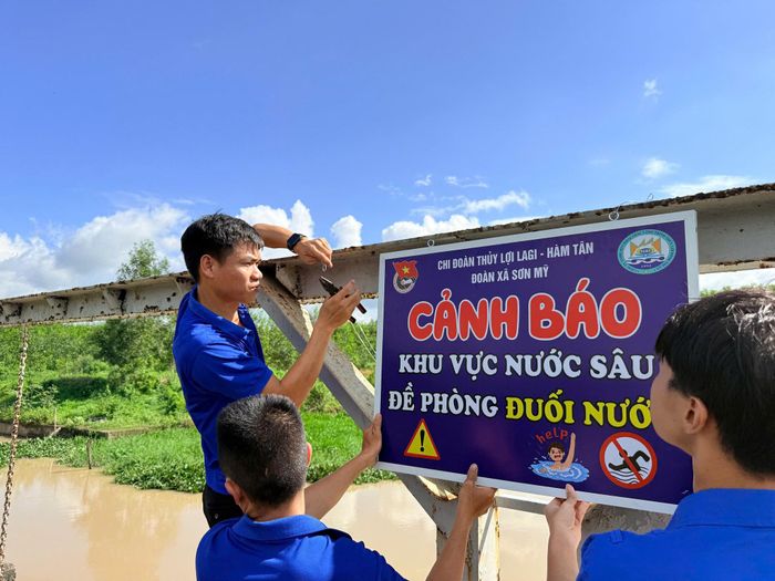 Tuyên truyền, gắn biển cảnh báo phòng, chống đuối nước cho trẻ em xã Sơn Mỹ