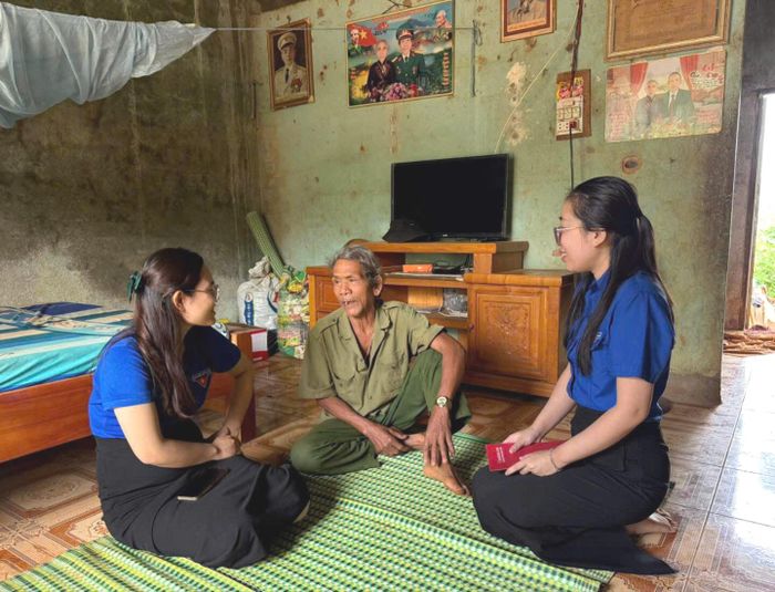 Lan Anh (bên trái) chú trọng kết nối đoàn viên, tìm kiếm nguồn lực và đưa sự hỗ trợ đến đúng người, đúng lúc