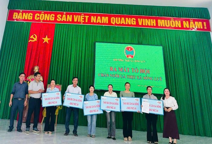 Tặng 500 con gà giống và 50 kg thức ăn cho hội viên Tổ hội chăn nuôi gà thịt xã Sông Lũy