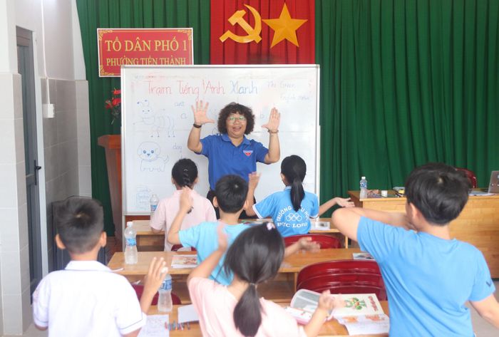Bài học được thiết kế phù hợp với từng nhóm tuổi để các em có niềm vui khi tiếp xúc với tiếng Anh