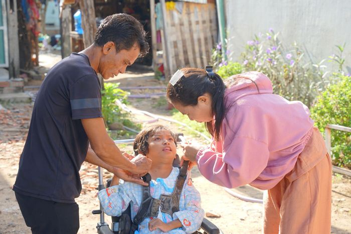 Vợ chồng anh Liêm và con gái út Nguyễn Thị Ngọc Sang bị mắc nhiều khuyết tật bẩm sinh