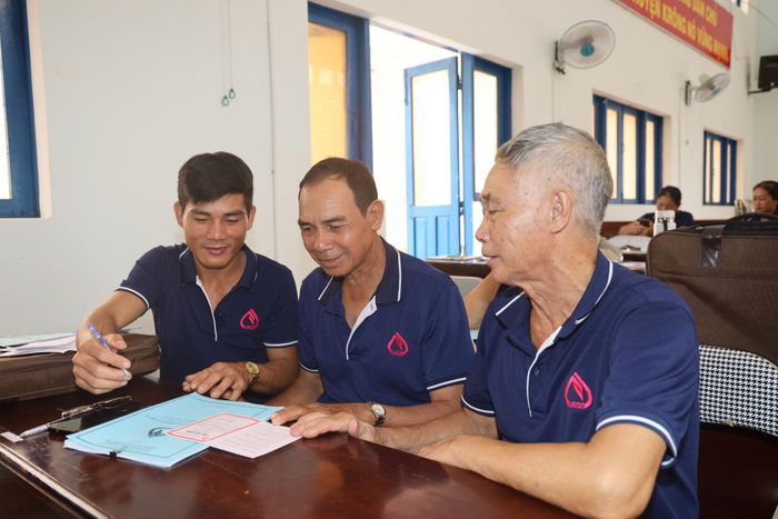 Các tổ trưởng tổ vay vốn ở xã Krông Nô cùng nhau trao đổi kinh nghiệm để giúp bà con phát huy nguồn vốn vay