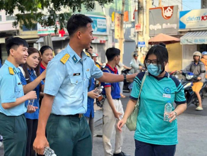 Cán bộ, chiến sĩ Trung đoàn 920 tham gia tiếp sức mùa thi