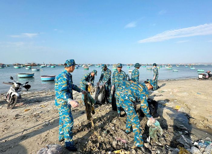 CBCS tham gia dọn vệ sinh môi trường