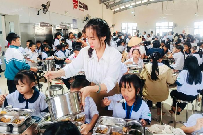 Bữa ăn bán trú tại Trường Phổ thông nội trú liên cấp TH&THCS Thuận An