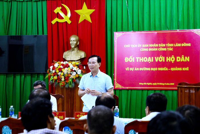 Chủ tịch UBND tỉnh Lâm Đồng Hồ Văn Mười đối thoại với người dân bị thu hồi đất, gỡ vướng mắc giải phóng mặt bằng tại nhiều dự án. Ảnh: Dương Phong