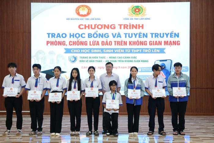 Lãnh đạo Hội Khuyến học tỉnh Lâm Đồng tặng 10 suất học bổng tới học sinh Trường THPT Chu Văn An - Gia Nghĩa