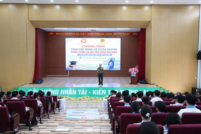 Công an tỉnh Lâm Đồng tuyên truyền kỹ năng phòng, chống lừa đảo trên không gian mạng