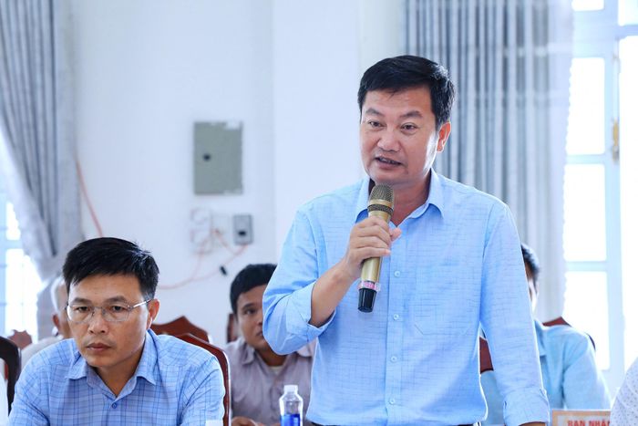 Chủ tịch UBND xã Đam Rông 3 Trần Đức Bắc trao đổi về những thuận lợi và kết quả trong triển khai các chương trình MTQG tại địa phương