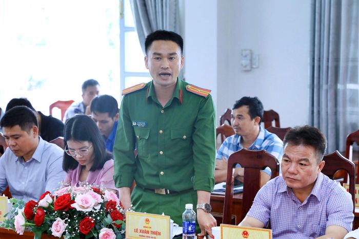 Trưởng Công an xã Đam Rông 3 Lê Xuân Thiện báo cáo tóm tắt về tình hình bảo đảm an ninh, trật tự trên địa bàn