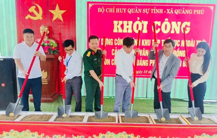 Các đại biểu thực hiện nghi thức khởi công