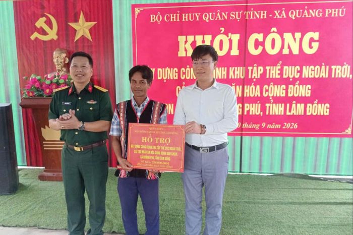 Thượng tá Hoàng Văn Việt, Phó Chủ nhiệm Chính trị Bộ CHQS tỉnh Lâm Đồng trao bảng biểu trưng hỗ trợ cho lãnh đạo xã Quảng Phú và trưởng bon Choih