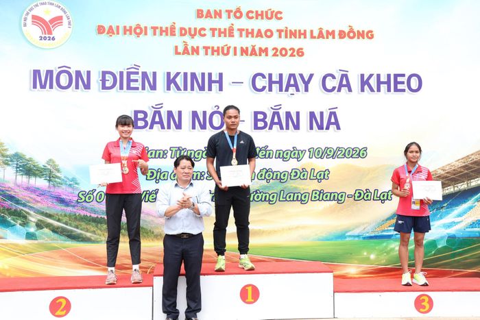 Các VĐV đoạt giải ở nội dung 200 m nữ