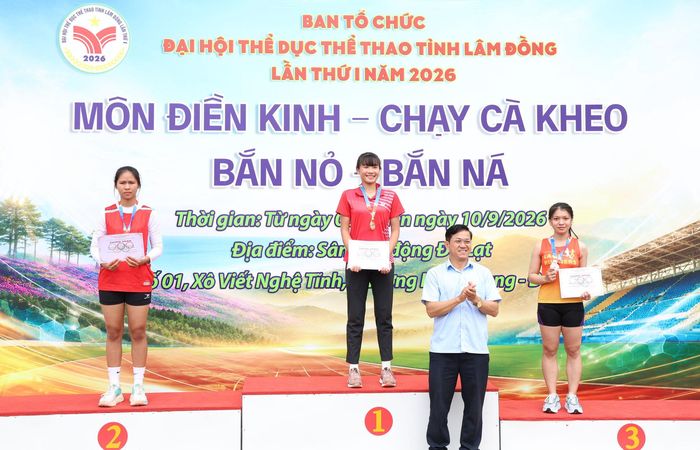 Các VĐV đoạt giải ở nội dung 100 m nữ