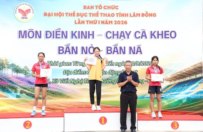 Các VĐV đoạt giải ở nội dung 800 m nữ