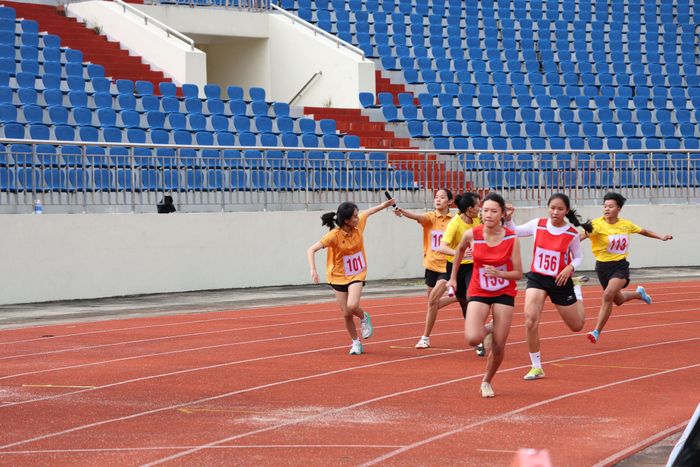 Chung kết 4x400m tiếp sức nam - nữ phối hợp