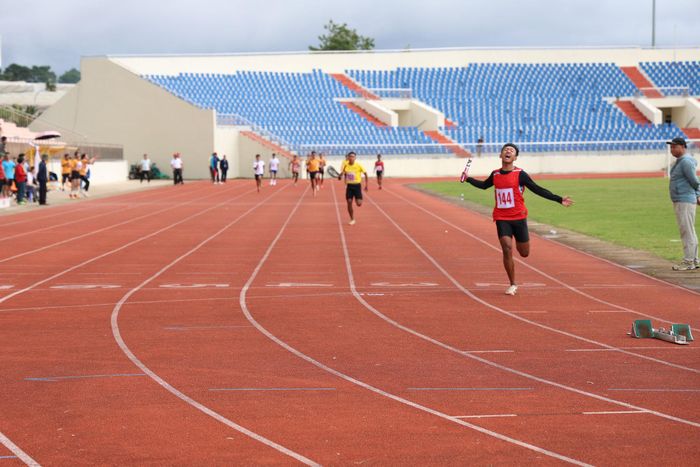 Cán đích nội dung 4x400m với nỗ lực tuyệt vời của VĐV Đoàn Sở Giáo dục và Đào tạo Lâm Đồng