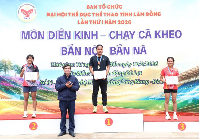 Các VĐV đoạt giải ở nội dung 400 m nữ