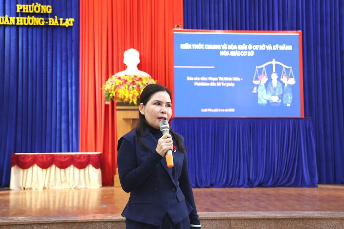 Phó Giám đốc Sở Tư pháp Lâm Đồng Phạm Thị Minh Hiếu trình bày các phương pháp hòa giải cơ sở