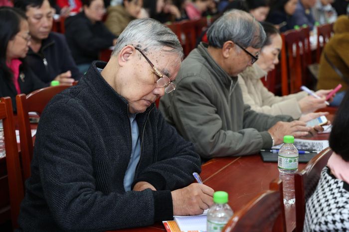 Đội ngũ hòa giải viên cao tuổi nghiêm túc tham gia tập huấn