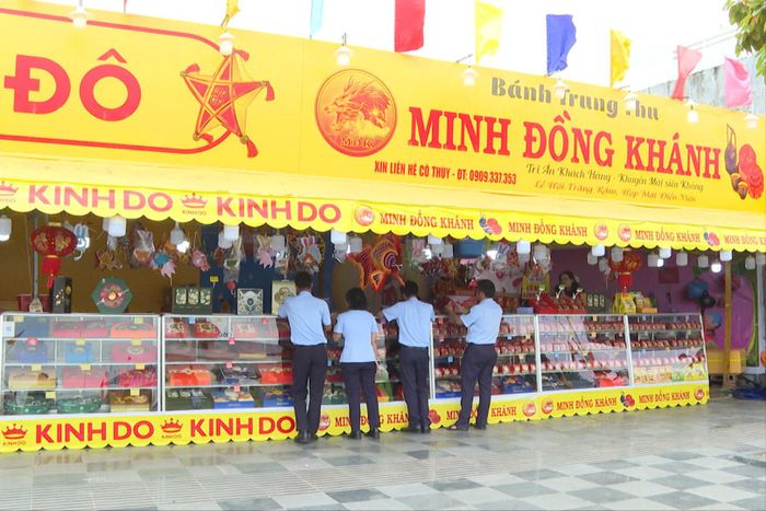 Bánh Trung thu được bầy bán trong nhiều cửa hàng tại phường Phan Thiết, đáp ứng nhu cầu của người tiêu dùng