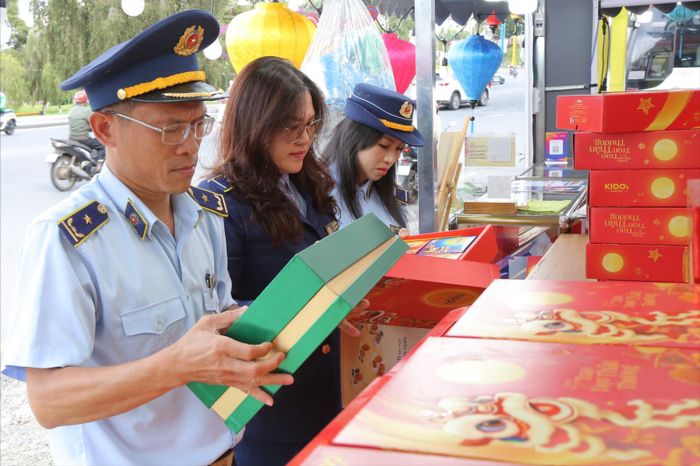 Lực lượng Quản lý thị trường Lâm Đồng tăng cường kiểm tra, kiểm soát mặt hàng bánh Trung thu trên thị trường