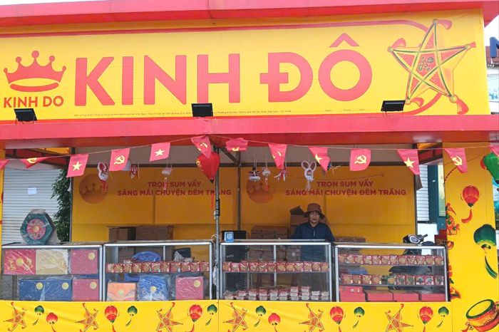 Sản phẩm bánh Trung thu được bày bán khá đa dạng tại các tuyến đường phường Nam Gia Nghĩa (Lâm Đồng)