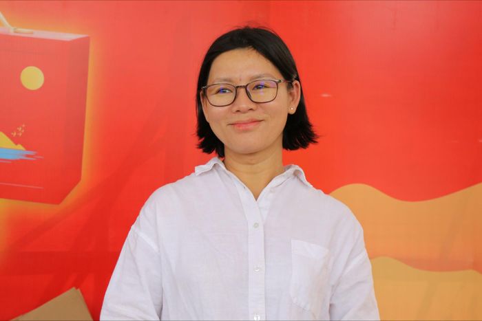 Chị Lê Thị Kiều Hạnh, đại diện quầy bánh Trung thu Kinh Đô, đường Hồ Tùng Mậu, phường Xuân Hương - Đà Lạt