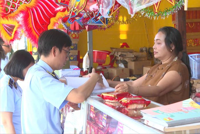 Các loại bánh Trung thu tại cửa hàng của chị Nguyễn Hữu Chí Thiện, phường Phan Thiết (Lâm Đồng) có nguồn gốc, hóa đơn chứng từ, hạn sử dụng.... được kiểm chứng đầy đủ