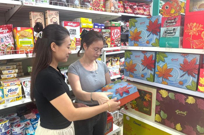 Khách hàng lựa chọn sản phẩm bánh Trung thu tại cơ sở kinh doanh tạp hóa Hùng Sinh, xã Đức Trọng (Lâm Đồng)