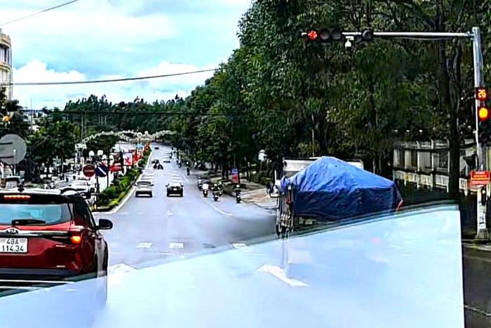 Đèn tín hiệu đã chuyển sang màu đỏ, nhưng xe tải mang biển kiểm soát 48C-003.86 vẫn ngang nhiên vượt qua ngã ba, bất chấp nguy cơ xảy ra va chạm với các phương tiện đang lưu thông