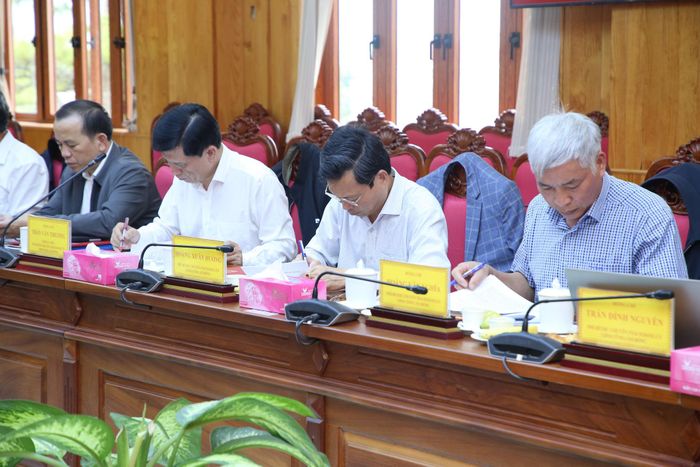 Các đồng chí thuộc Đảng ủy UBND tỉnh tham dự buổi làm việc