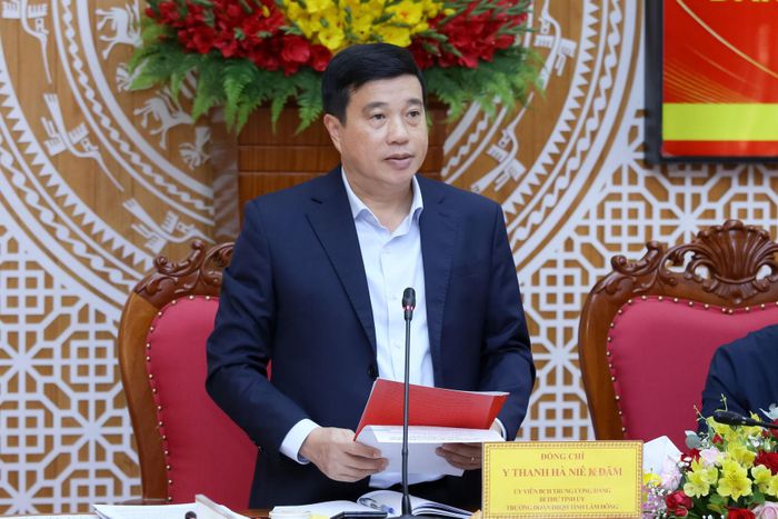 Đồng chí Y Thanh Hà Niê Kđăm, Ủy viên Ban Chấp hành Trung ương Đảng, Bí thư Tỉnh ủy, Trưởng Đoàn ĐBQH tỉnh yêu cầu buổi làm việc tập trung trao đổi, phân tích sâu hơn những vấn đề còn vướng mắc, khó khăn, từ đó đề xuất giải pháp khả thi trong thời gian tới