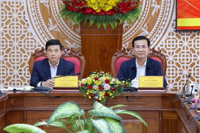 Các đồng chí: Y Thanh Hà Niê Kđăm, Ủy viên Ban Chấp hành Trung ương Đảng, Bí thư Tỉnh ủy, Trưởng Đoàn ĐBQH tỉnh; Hồ Văn Mười, Ủy viên Ban Chấp hành Trung ương Đảng, Phó Bí thư Tỉnh ủy, Chủ tịch UBND tỉnh đồng chủ trì buổi làm việc