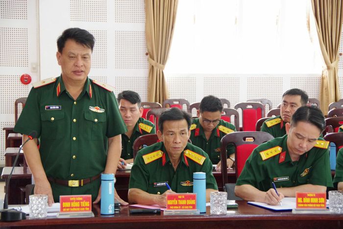 Thiếu tướng Đinh Hồng Tiếng, Ủy viên Ban Thường vụ Tỉnh ủy, Chỉ huy trưởng Bộ CHQS tỉnh phát biểu tại buổi làm việc