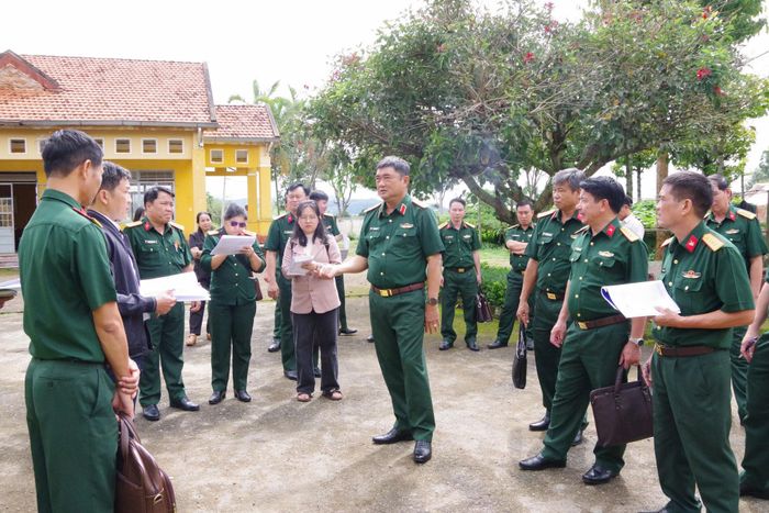 Trung tướng Lê Xuân Thế, Ủy viên Ban Chấp hành Trung ương Đảng, Ủy viên Quân ủy Trung ương, Phó Bí thư Đảng ủy, Tư lệnh Quân khu 7 (đứng giữa) khảo sát tại Trung đoàn Bộ binh 994B